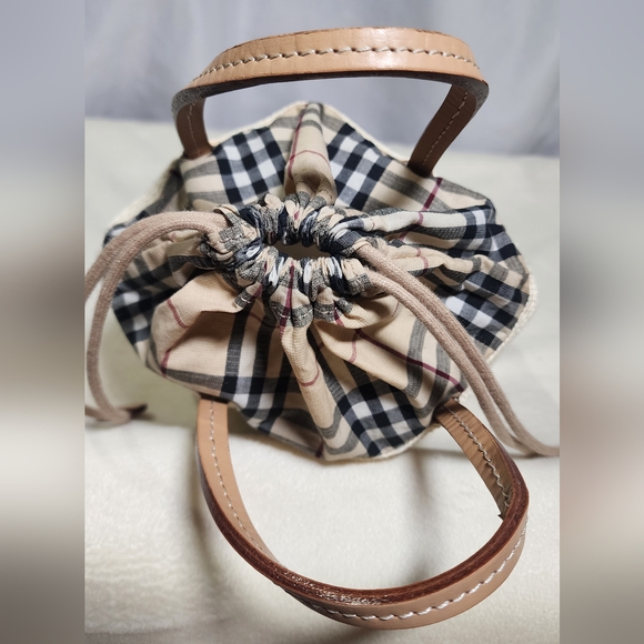 Burberry White House Check mini Drawstring tote. - Picture 8 of 13